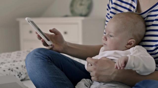 Roditelji, obratite pažnju: Šta èinite kad bebi date telefon